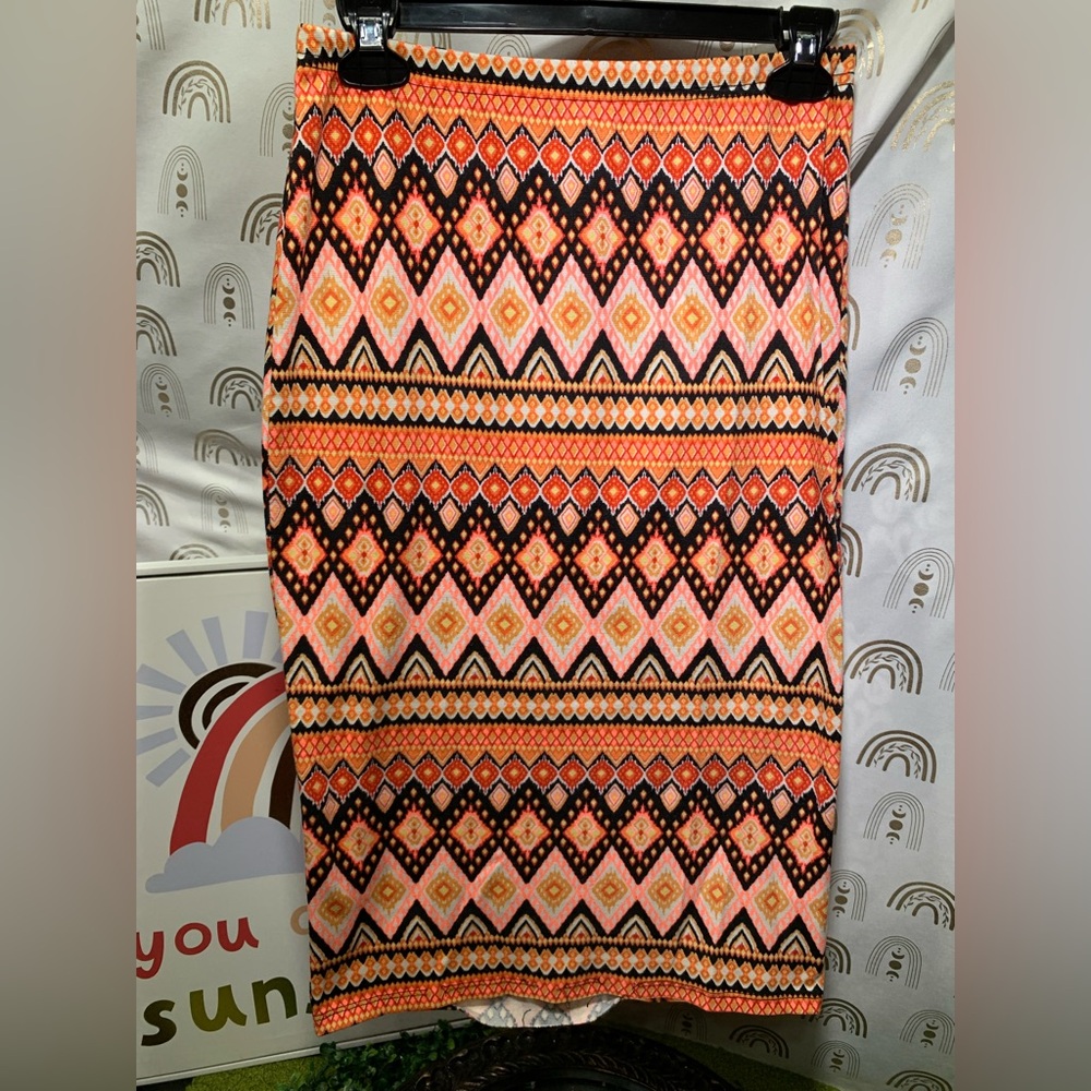 Geometric Patterned Skirt - Multicolor
Black & white houndstooth skirt. 
2 total